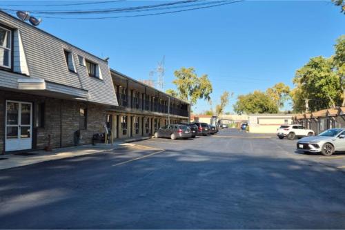 a street with cars parked on the side of a building at Des Plaines Motel By OYO O'Hare Airport Chicago in Des Plaines
