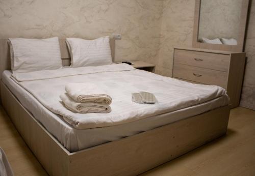 Ένα ή περισσότερα κρεβάτια σε δωμάτιο στο Hayq Apartament