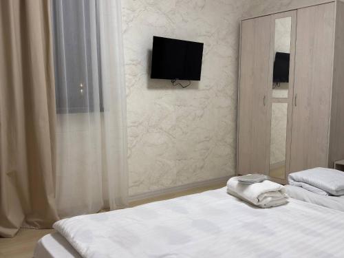 Ένα ή περισσότερα κρεβάτια σε δωμάτιο στο Hayq Apartament