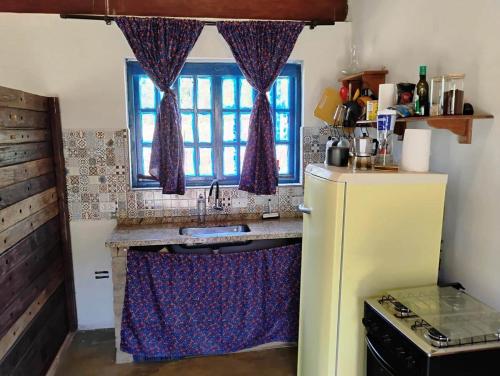 Nhà bếp/bếp nhỏ tại Chalé aconchegante com cachoeiras privadas