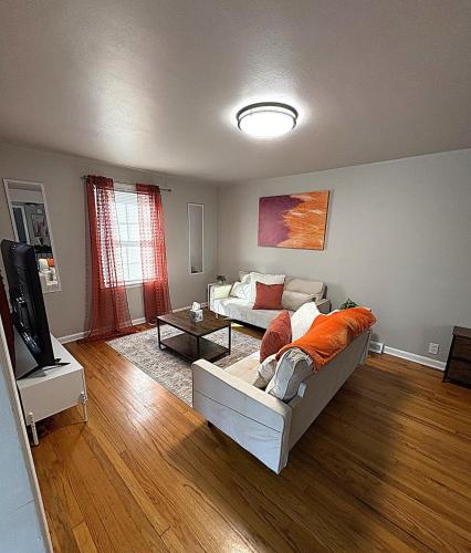 サウスベンドにある2BR Perfect Extended Stay by Notre Dame and Storesのソファとテレビのあるリビングルーム