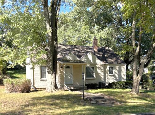 サウスベンドにある2BR Perfect Extended Stay by Notre Dame and Storesの庭木のある小さな白い家