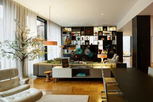 een woonkamer met een bank en een tafel bij citizenM Glasgow in Glasgow