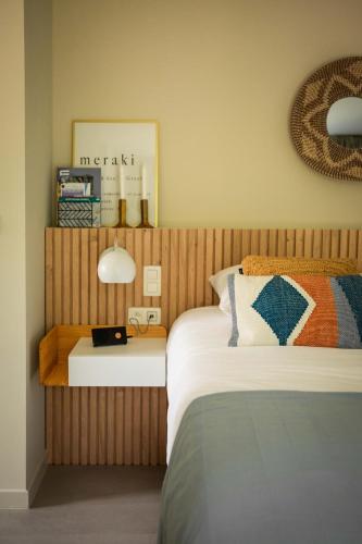 a bedroom with two beds and a table with a lamp at Chambre d Amis in Lokeren