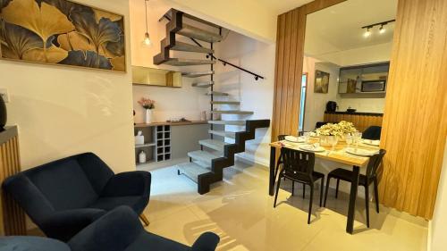 a dining room and kitchen with a table and chairs at 407-3 · Duplex Sossego in Anápolis