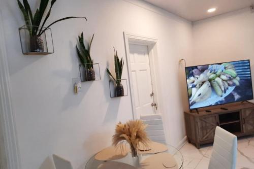 TV a/nebo společenská místnost v ubytování Villa View -Cozy Retreat