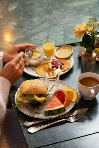 リューセヒールにあるStrandflickornas Husen invid Havetのテーブル(朝食用2皿付)