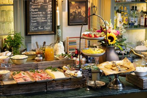 リューセヒールにあるStrandflickornas Husen invid Havetの様々な種類の料理を取り揃えたビュッフェ