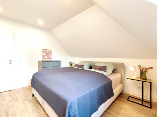 Postel nebo postele na pokoji v ubytování Flair Apartments 'ALTSTADT & FLAIR' - modernes Apartment 52 qm 2 Schlafzimmer für 5 Personen Urlaub oder Geschäftsreise, Innenstadtlage, ruhig