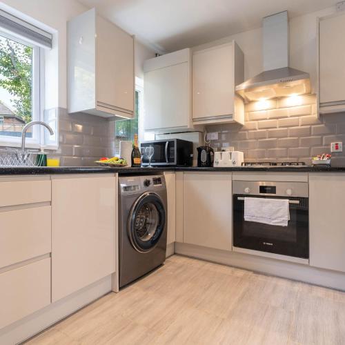Foto Four Bedroom House - Parking - Garden - Netflix 22C 2