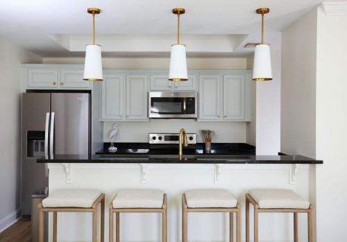 Kuchyň nebo kuchyňský kout v ubytování May River Breeze! 3-Story Townhouse in Old Town's Promenade