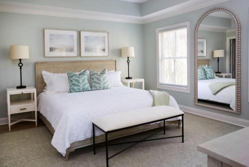 Postel nebo postele na pokoji v ubytování May River Breeze! 3-Story Townhouse in Old Town's Promenade