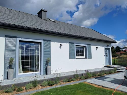 RadomierzDom Radomieszka z widokiem na Rudawy i Śnieżkę的白色的百叶窗度假屋