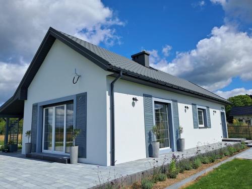 RadomierzDom Radomieszka z widokiem na Rudawy i Śnieżkę的一栋带有黑色屋顶的白色房子