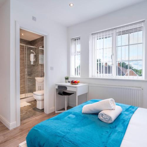 Et badeværelse på Four Bedroom House - Parking - Garden - Netflix 22C