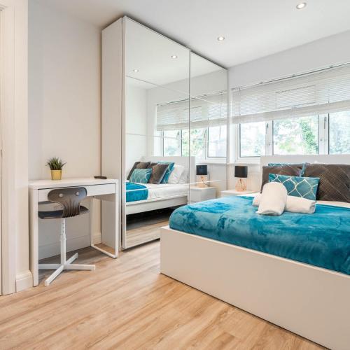 Foto Four Bedroom House - Parking - Garden - Netflix 22C 5