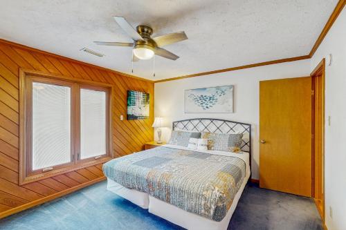 a bedroom with a bed and a ceiling fan at Lacado Brista in Virginia Beach