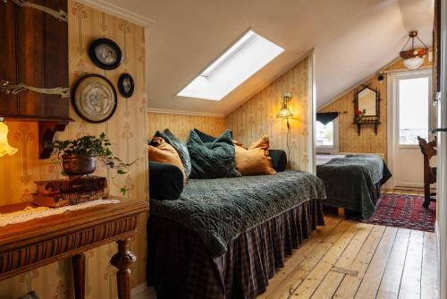 een slaapkamer met een bed en een dakraam bij Strandflickornas Havshotell Lysekil in Lysekil
