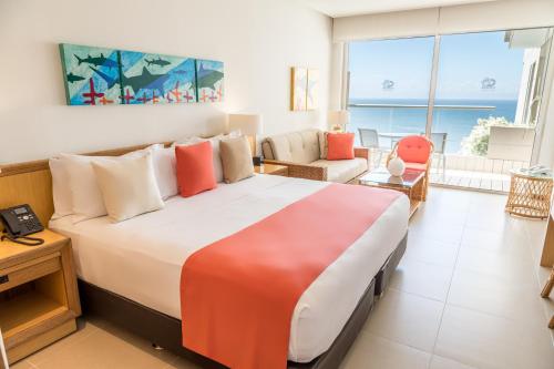 Un dormitorio con una cama grande y una ventana grande en Hotel Irotama Reservado, en Santa Marta