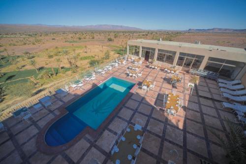 Бассейн в Hotel Kasbah Ennakhile - Authentic Stay in Nkob или поблизости