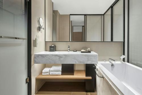 een badkamer met een wastafel en een grote spiegel bij Fairfield by Marriott Yancheng Dafeng in Yancheng