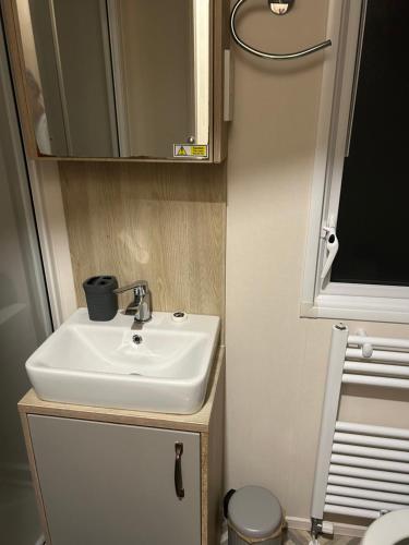 ein Badezimmer mit Waschbecken und Spiegel in der Unterkunft Haven Blackpool Fleetwood holiday park in Fleetwood