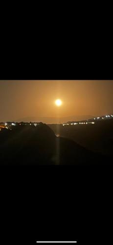 エレバンにあるHomeの海に沈む夕日の景色