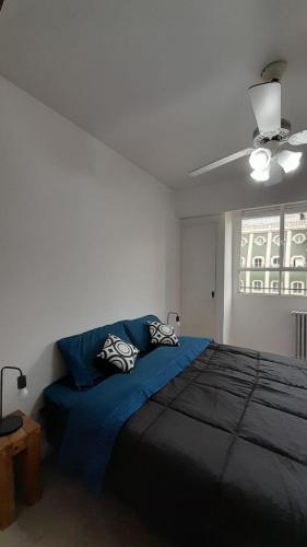 Postel nebo postele na pokoji v ubytování Av Mayo Apt with a view of the Barolo Palace