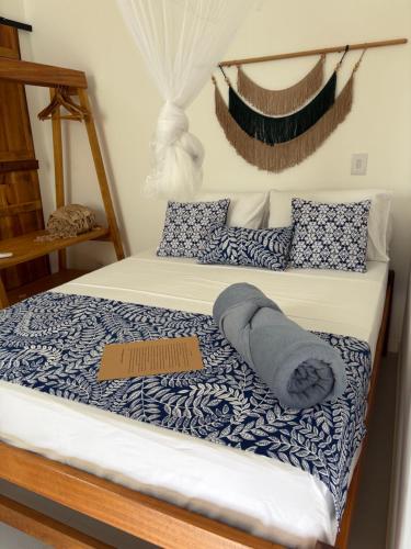 een slaapkamer met 2 bedden met blauwe en witte lakens bij Villa Tropicana in Saubara