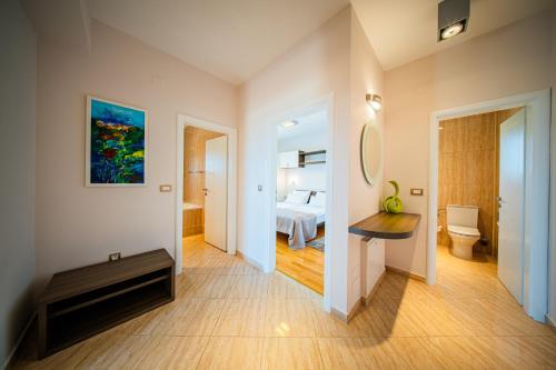 Ένα ή περισσότερα κρεβάτια σε δωμάτιο στο Kings View Šarkić