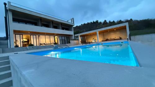 een groot zwembad voor een huis bij Luxury Villa #1 in Stantsiya Mukhiani