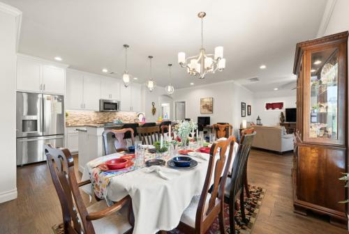 eine Küche und ein Esszimmer mit Tisch und Stühlen in der Unterkunft Chic 4BR Retreat Near Downtown in Oklahoma City