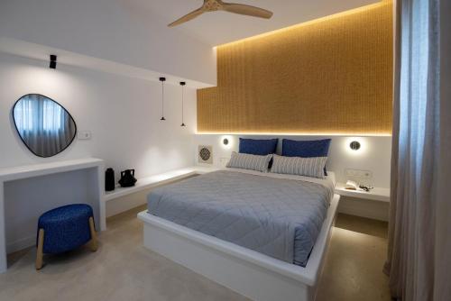 SteníにあるAntaraのベッドルーム1室(ベッド1台、鏡、椅子付)