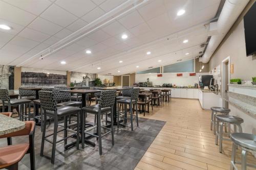 Kuchyň nebo kuchyňský kout v ubytování Best Western Plus Waltham Boston