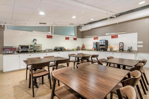 Kuchyň nebo kuchyňský kout v ubytování Best Western Plus Waltham Boston