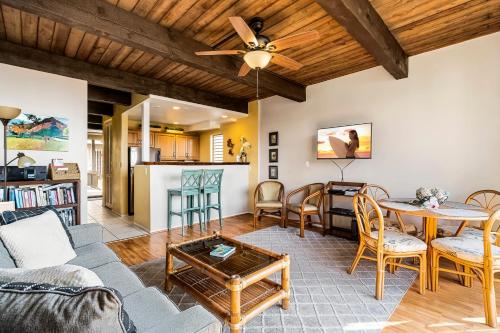 カイルア・コナにあるKona Mansions D231のソファとテーブルのあるリビングルーム