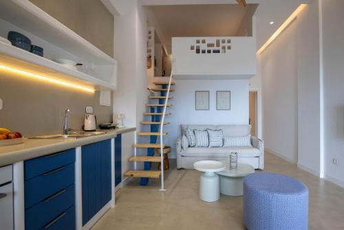 SteníにあるAntaraのキッチン、リビングルーム(螺旋階段付)