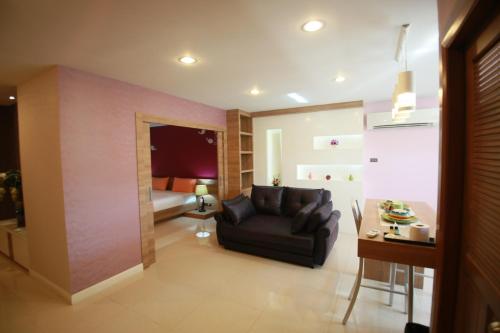 a living room with a couch and a bedroom at Pintree Pattaya in Pattaya South