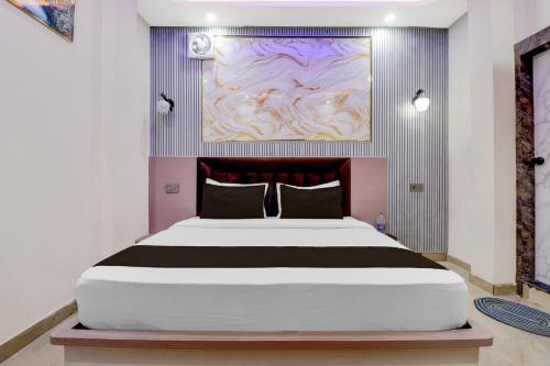 un dormitorio con una cama grande en una habitación en Hotel O Shauryam, en Kankhal