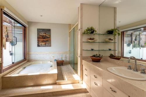 a bathroom with a tub and a sink at Mansão em Niterói com Piscina e Vista Mar | LD 58 in Icaraí