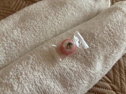 a small pink apple sitting on top of a couch at B&B Altea in Pescara