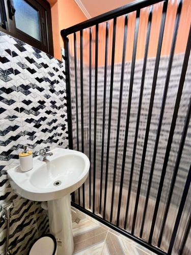 ein Badezimmer mit einem Waschbecken und einem Balkon in der Unterkunft Casa Tres Hermanos in Carmelo