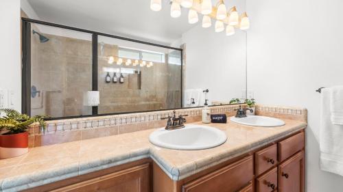 Ένα μπάνιο στο Walk to Downtown Paso Sip Local Wine Under the Stars Casa Robles by AvantStay