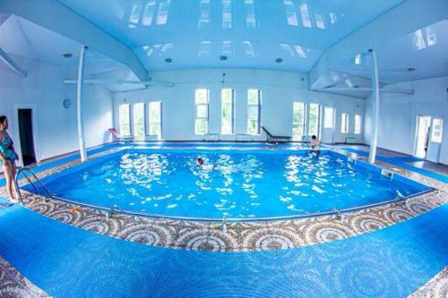 a large swimming pool with people in the water at Turgen Resort in Taūtürgen