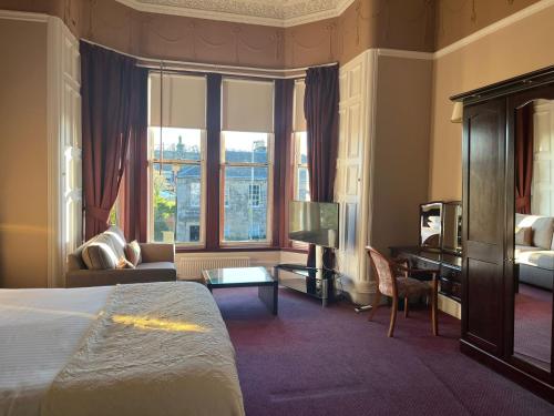 Ένα ή περισσότερα κρεβάτια σε δωμάτιο στο Edinburgh Whisky House Hotel