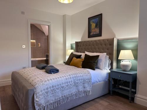 une chambre avec un lit avec des oreillers dessus dans l'établissement Luxury 2Bed 2 Bath Apartment in Historic Bank, à Leyburn