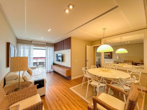 圣劳伦斯海滨Riviera | Vista Mar Pé na Areia - Enxoval Completo的带桌子的客厅和餐厅