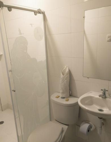 ein Badezimmer mit Toilette und Waschbecken in der Unterkunft Hotel Kasvel in Valledupar