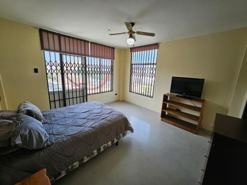 Ένα ή περισσότερα κρεβάτια σε δωμάτιο στο Departamento en Manta