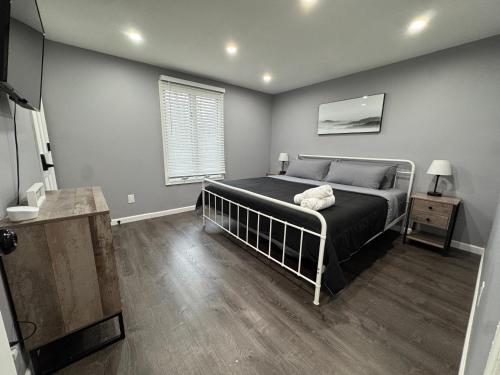 Postel nebo postele na pokoji v ubytování Casa Rosado @ Pocono II by Lake Hot Tub Camelback